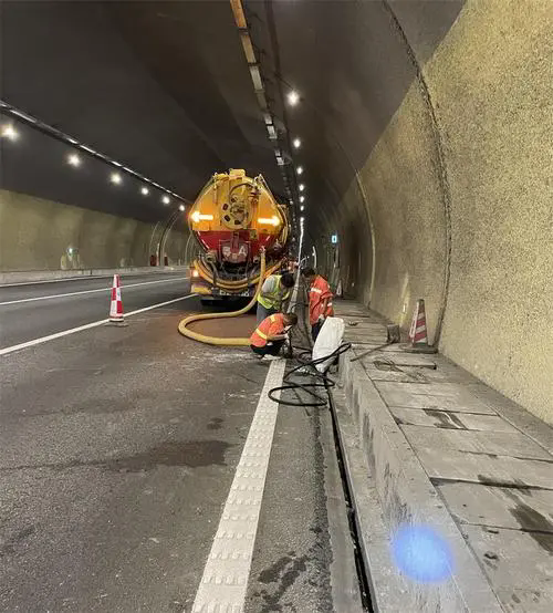 准格尔隧道排水渠清淤